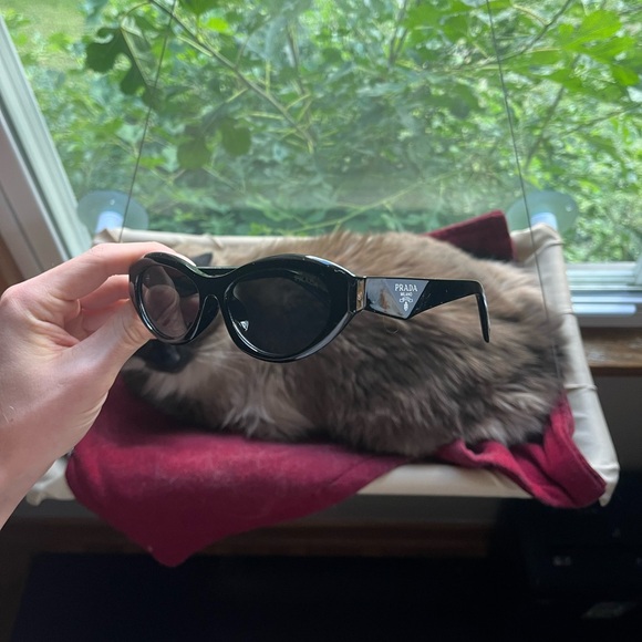 Black oval cat eye sunglasses prada silver detailing - Picture 1 of 8